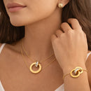 Conjunto Infinity Aurea dourado em aço inoxidável 18K com colar, pulseira e brincos femininos, design infinito sofisticado em fundo branco premium