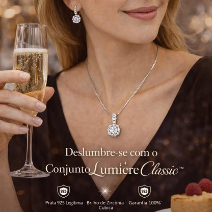 Mulher usando colar e brincos do Conjunto Lumière Classic em prata 925 com zircônia cúbica, joias femininas elegantes em um momento sofisticado