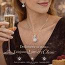 Mulher usando colar e brincos do Conjunto Lumière Classic em prata 925 com zircônia cúbica, joias femininas elegantes em um momento sofisticado