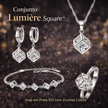 Modelo usando o Conjunto Lumière Square™ em prata 925 com zircônia cúbica, colar, brincos, pulseira e anel, joias femininas elegantes com avaliação cinco estrelas