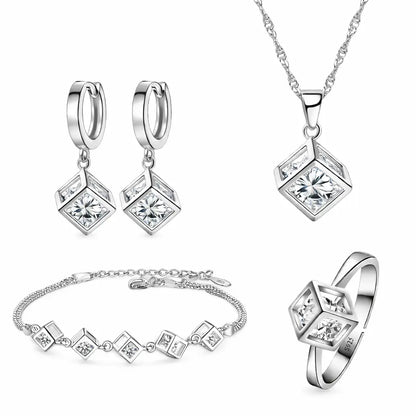 Conjunto Lumière Square feminino em prata 925 com zircônia cúbica, colar, brincos, pulseira e anel de design geométrico elegante.