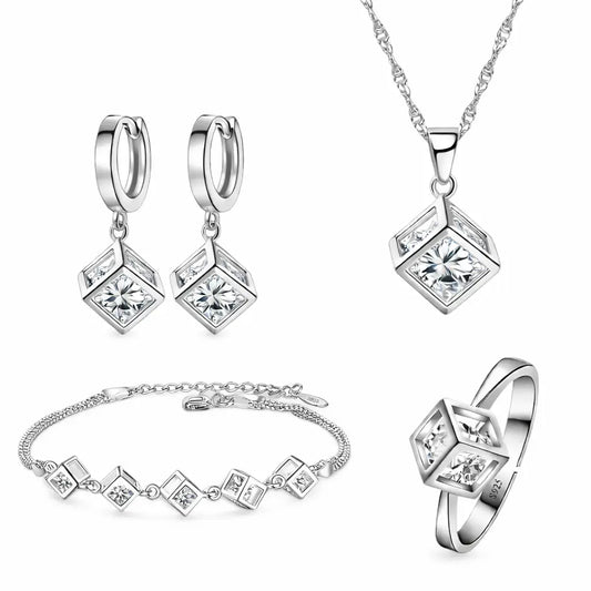 Conjunto Lumière Square feminino em prata 925 com zircônia cúbica, colar, brincos, pulseira e anel de design geométrico elegante.
