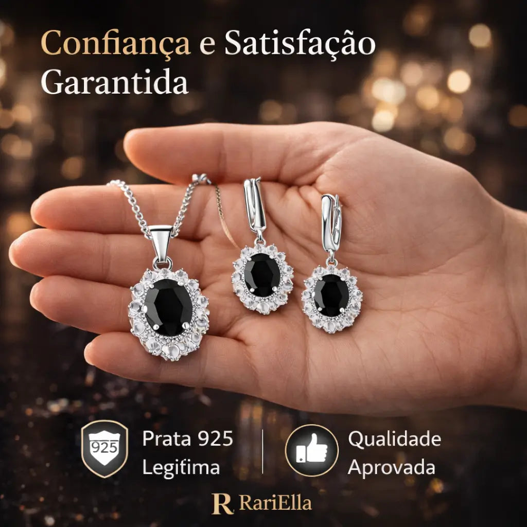 Conjunto Noir Élégance em prata 925 com colar e brincos de pedra preta apoiados na mão, destacando qualidade, autenticidade e acabamento sofisticado.