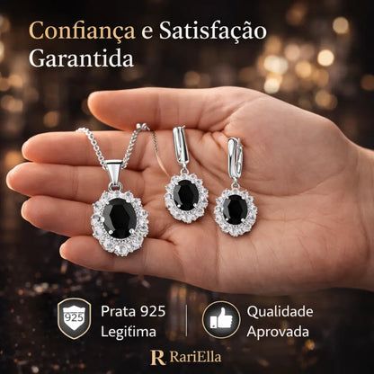 Conjunto Noir Élégance em prata 925 com colar e brincos de pedra preta apoiados na mão, destacando qualidade, autenticidade e acabamento sofisticado.