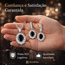 Conjunto Noir Élégance em prata 925 com colar e brincos de pedra preta apoiados na mão, destacando qualidade, autenticidade e acabamento sofisticado.