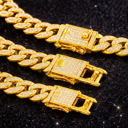 Detalhe da corrente cuban dourada com pedras brilhantes acabamento sofisticado e luxo feminino