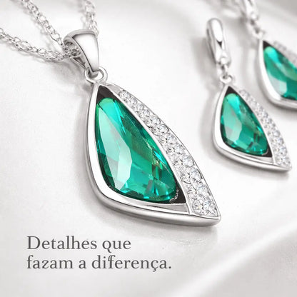 Detalhe do pingente do Conjunto Esmeralda Lumière em Prata 925 com zircônia cúbica verde lapidada e acabamento sofisticado.