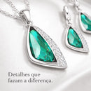 Detalhe do pingente do Conjunto Esmeralda Lumière em Prata 925 com zircônia cúbica verde lapidada e acabamento sofisticado.