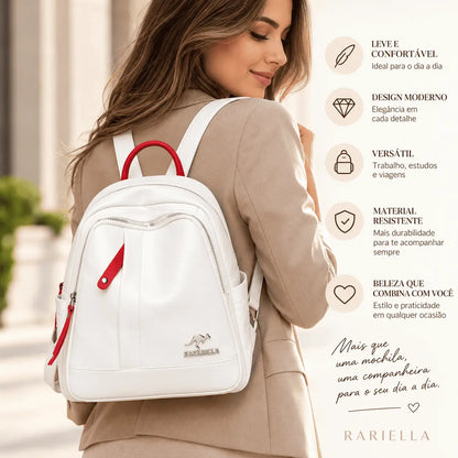 Mulher usando Mochila Feminina Branca Évora em look casual elegante