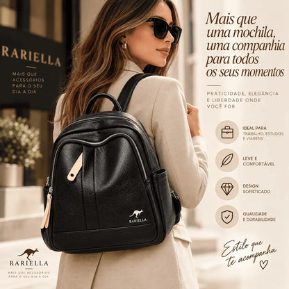 Mulher usando Mochila Feminina Preta Évora em look casual elegante