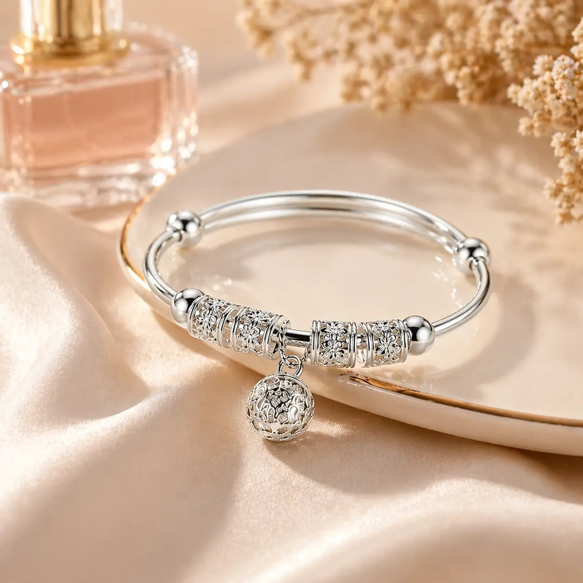 Pulseira Charm Essence em prata 925 com design elegante e estilo sofisticado feminino