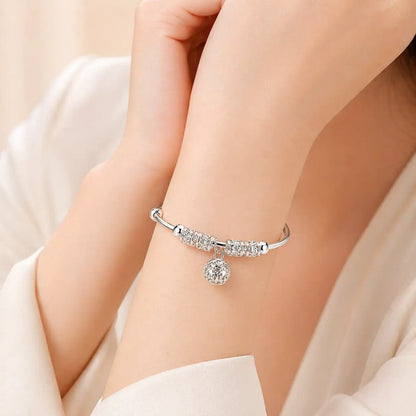 Mulher usando pulseira Charm Essence em prata 925 elegante no pulso