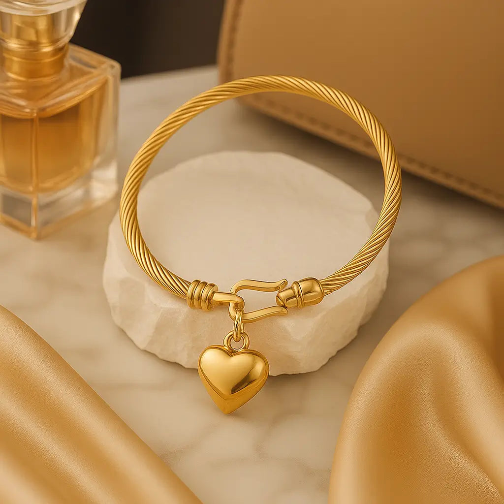 Pulseira feminina dourada modelo Coração Áurea em aço inoxidável premium, design elegante com pingente de coração, acabamento de luxo ideal para presentear