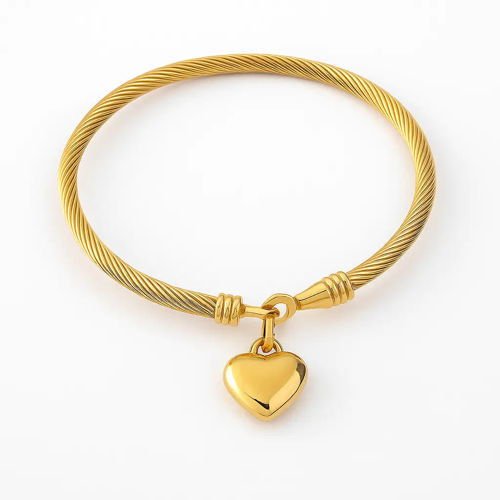 Pulseira feminina dourada com fio torcido em aço inoxidável e pingente de coração polido, design elegante e acabamento premium.