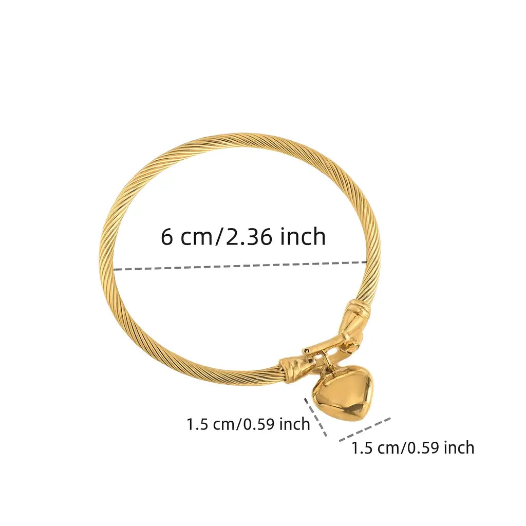 Pulseira feminina dourada modelo Coração Áurea em aço inox com cabo torcido, detalhe de fecho com pingente de coração e medidas exatas da circunferência.