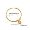 Pulseira feminina dourada modelo Coração Áurea em aço inox com cabo torcido, detalhe de fecho com pingente de coração e medidas exatas da circunferência.