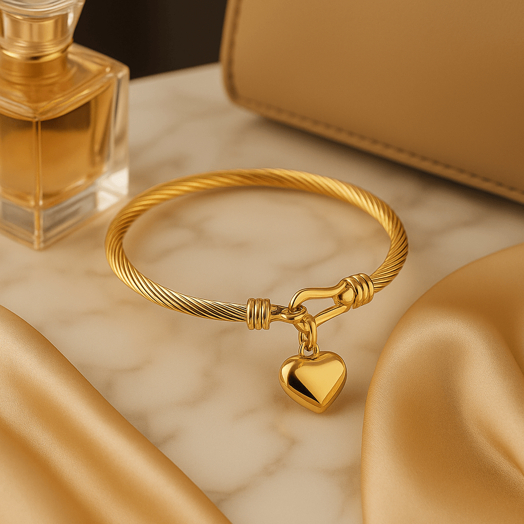 Pulseira feminina dourada com design em cabo torcido e pingente de coração polido, joia premium elegante inspirada em marcas de luxo