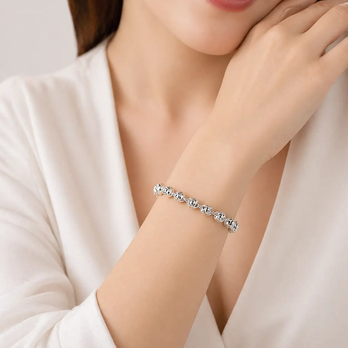Mulher usando pulseira Lumière Royale em prata 925 elegante no pulso
