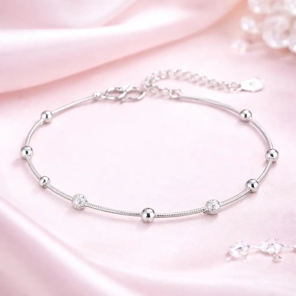 Pulseira feminina prata 925 delicada em fundo rosa com estilo moderno e sofisticado