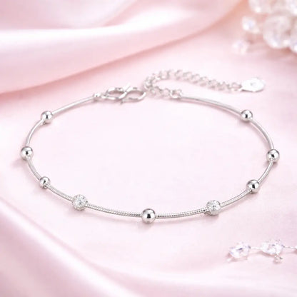 Pulseira feminina prata 925 delicada em fundo rosa com estilo moderno e sofisticado