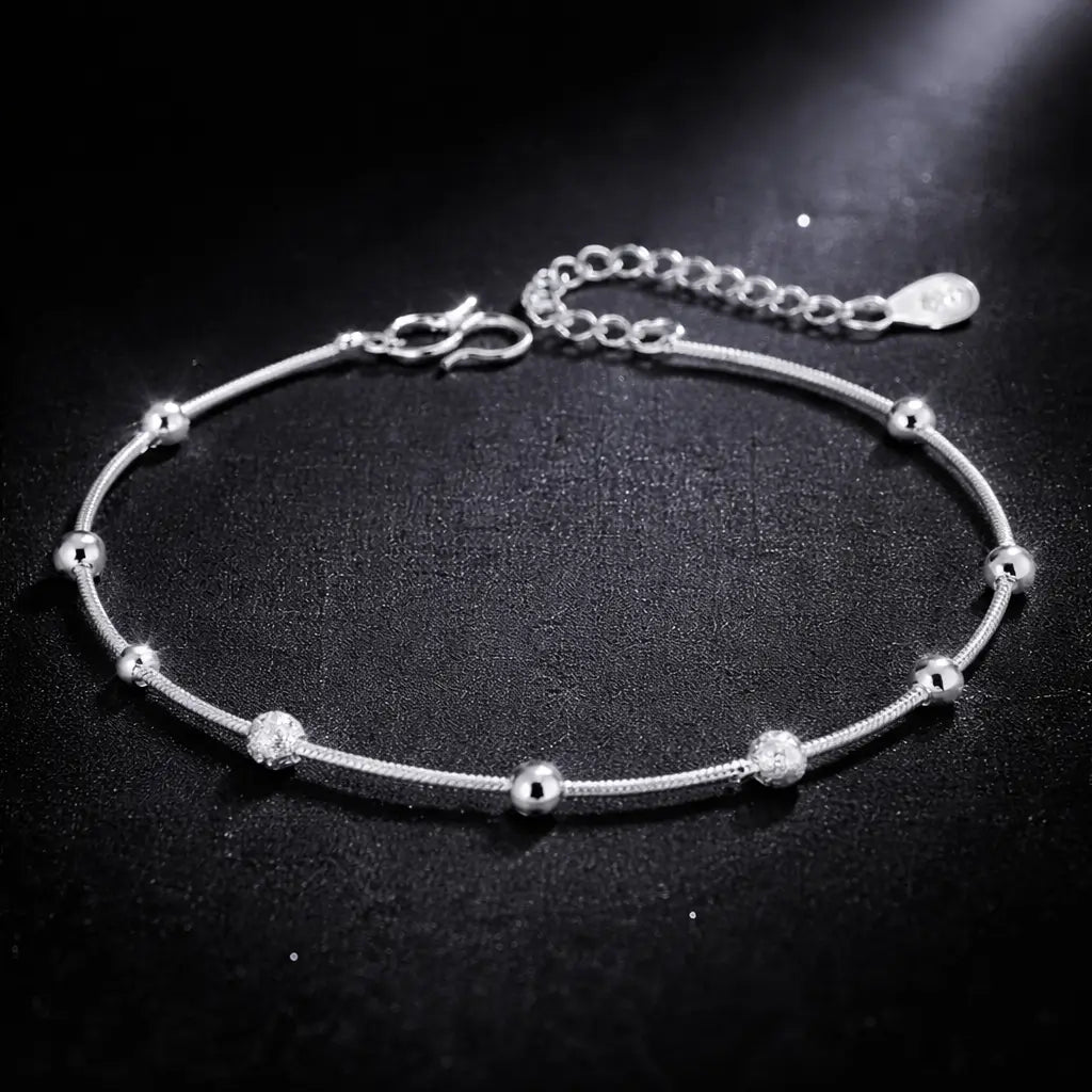 Pulseira feminina prata 925 delicada com brilho intenso em fundo escuro estilo luxo