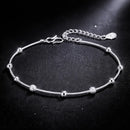 Pulseira feminina prata 925 delicada com brilho intenso em fundo escuro estilo luxo