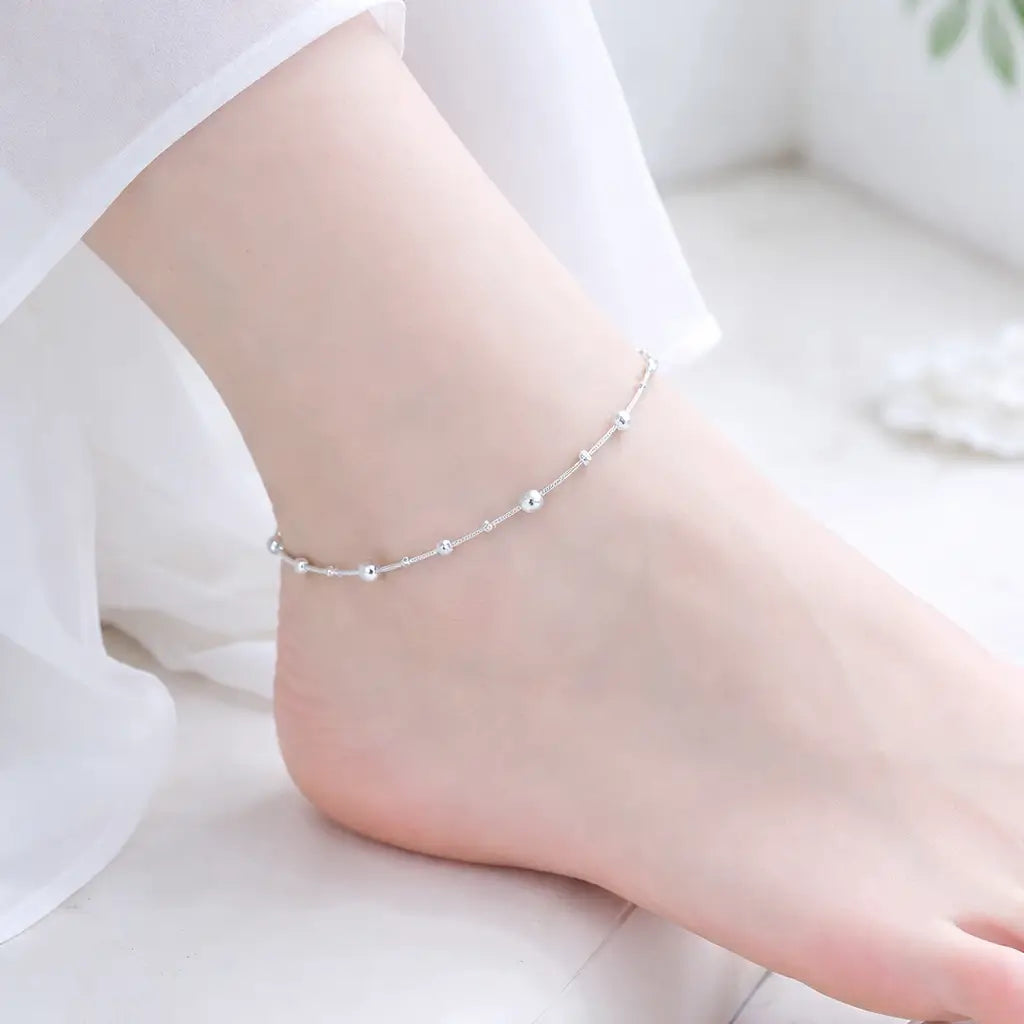 Pulseira feminina prata 925 delicada sendo usada no pulso com estilo minimalista elegante