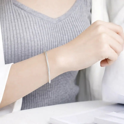 Pulseira feminina prata 925 no pulso com estilo elegante minimalista uso diário
