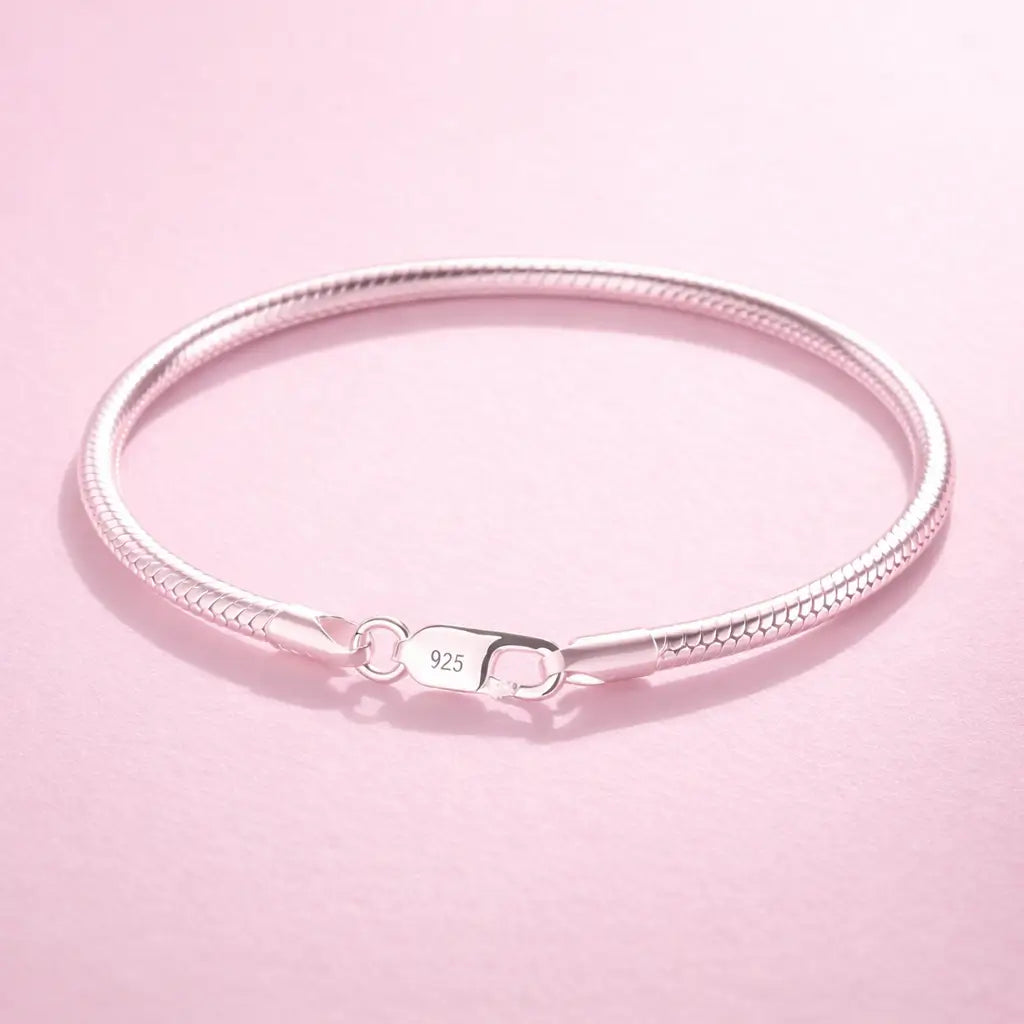 Pulseira feminina prata 925 em fundo rosa moderno com design delicado e sofisticado
