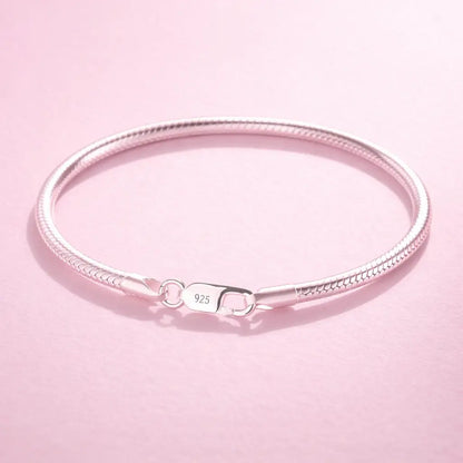 Pulseira feminina prata 925 em fundo rosa moderno com design delicado e sofisticado