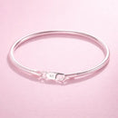 Pulseira feminina prata 925 em fundo rosa moderno com design delicado e sofisticado