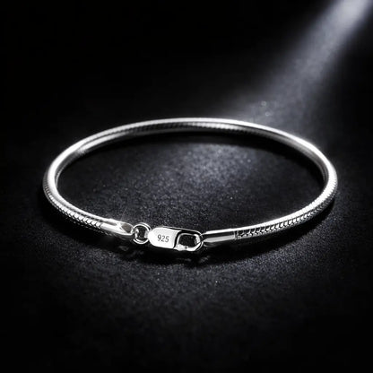 Pulseira prata 925 feminina luxo com brilho intenso em fundo escuro elegante