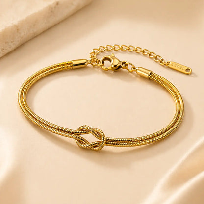 Detalhe pulseira dourada Snake Duo Love com fecho e acabamento premium elegante