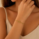 Pulseira dourada feminina Snake Duo Love no pulso elegante joia minimalista sofisticada