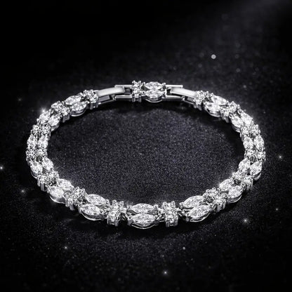 Pulseira tennis luxo em prata 925 com zircônias brilhantes em fundo escuro premium