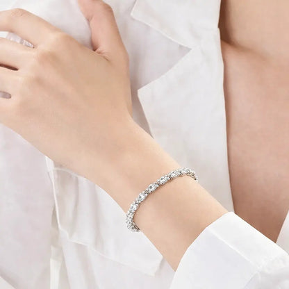 Pulseira feminina prata 925 estilo tennis sendo usada no pulso com visual elegante e sofisticado