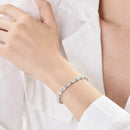 Pulseira feminina prata 925 estilo tennis sendo usada no pulso com visual elegante e sofisticado