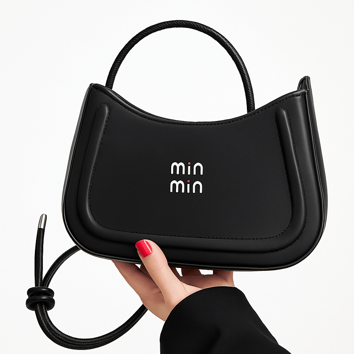 Bolsa Feminina Noir Luxe RariElla na cor preta, modelo premium minimalista em fundo branco, com alça estruturada e design moderno