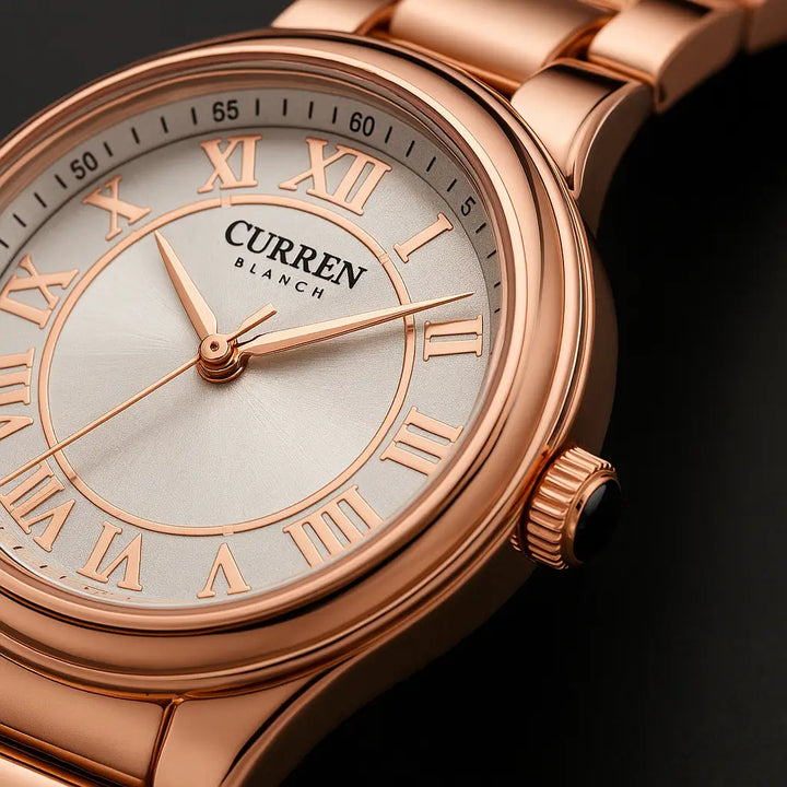 Close-up macro do Relógio Feminino Curren Rose Elegance em rose gold, destacando mostrador prata, algarismos romanos e detalhes de luxo RariElla.
