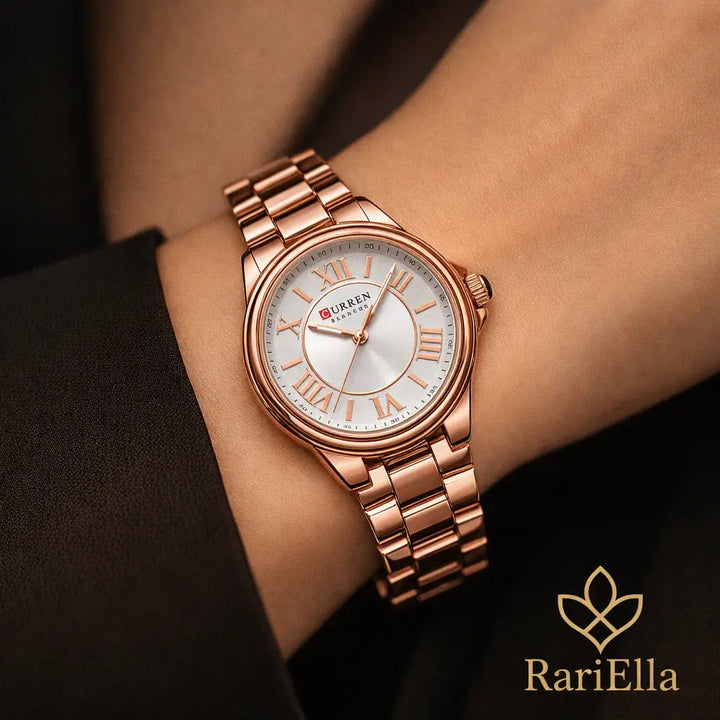 Relógio Feminino Curren Rose Elegance em rose gold no pulso, com mostrador clássico e pulseira metálica em foto lifestyle RariElla.