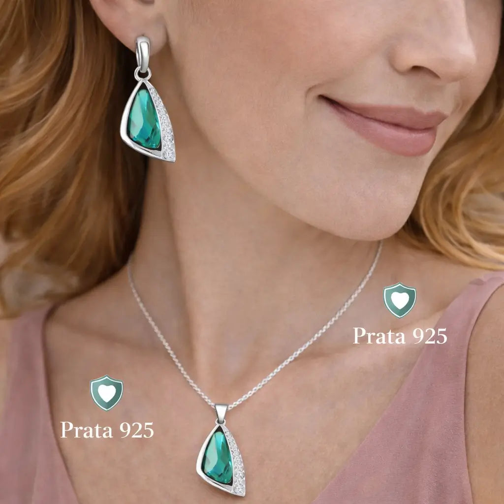 Caimento e proporção real do Conjunto Esmeralda Lumière em Prata 925 com colar e brincos femininos em zircônia verde.