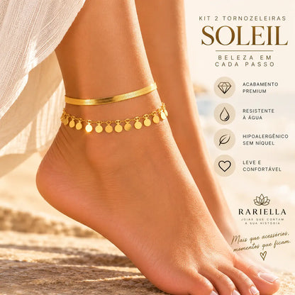 Kit de tornozeleiras douradas Soleil usado no tornozelo em look de praia